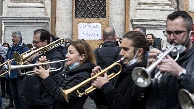 Manifestazione contro tagli, in piazza tra musica e arie liriche Manifestazione contro tagli, in piazza tra musica e arie liriche