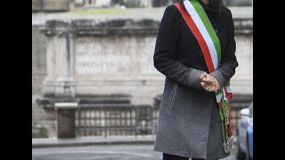 Dopo il consiglio straordinario sindaca raggiunge sit-in Dopo il consiglio straordinario sindaca raggiunge sit-in
