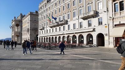 Folla di persone dal centro piazza Unità a lungomare di Barcola Folla di persone dal centro piazza Unità a lungomare di Barcola