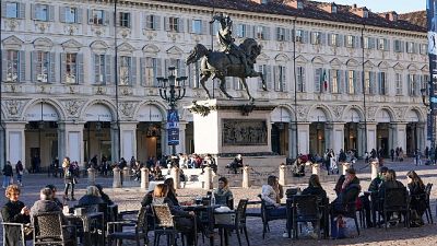 File fuori dai negozi e caffè sulle panchine di piazza San Carlo File fuori dai negozi e caffè sulle panchine di piazza San Carlo