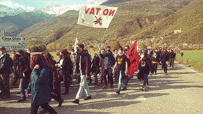 Manifestanti sfilano dal centro abitato di San Didero