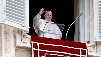 Bergoglio torna ad affacciarsi a San Pietro dopo più di un mese
