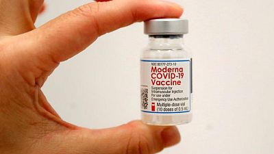 Moderna sube previsión de ventas de vacunas COVID, pero sus acciones se hunden por patentes