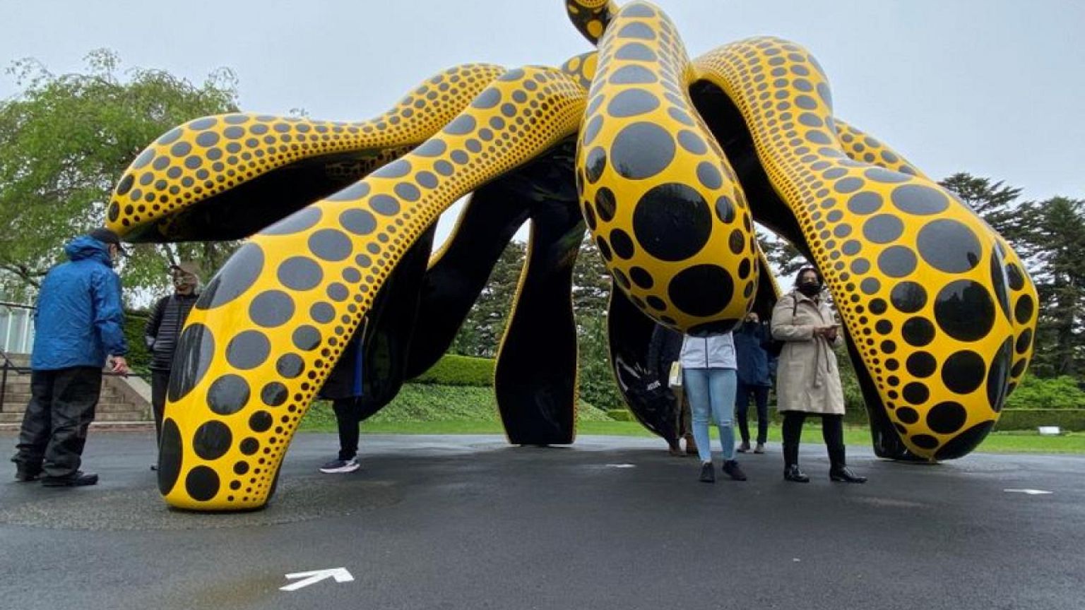 Los lunares y las flores de Kusama dan vida a Nueva York en pandemia