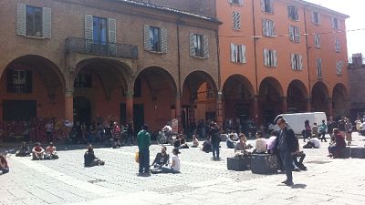 Folla in Piazza Verdi,. Forze dell'ordine la disperdono Folla in Piazza Verdi,. Forze dell'ordine la disperdono