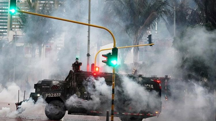 Violencia persiste en algunas protestas de Colombia, pero la capital está más tranquila