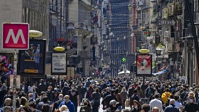 Passeggiata per tanti, molti in attesa davanti ai negozi