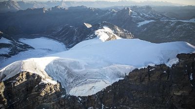 Dopo essere scivolato per 300 metri sul ghiacciaio Meitin
