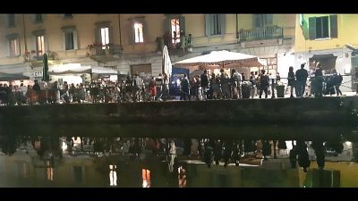 Migliaia di ragazzi affollano strade e in coda davanti ai locali