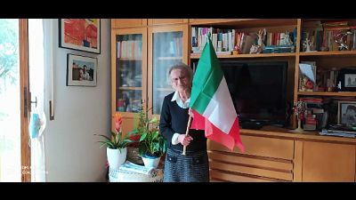 'Nonna' Città di Castello fa esporre bandiera su balcone di casa 'Nonna' Città di Castello fa esporre bandiera su balcone di casa