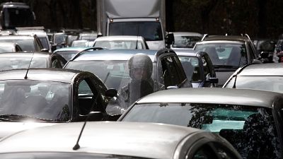Gente torna a spostarsi in auto forse per timore carenza di bus Gente torna a spostarsi in auto forse per timore carenza di bus