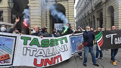 .Protesta davanti al Comune con petardi e fumogeni .Protesta davanti al Comune con petardi e fumogeni