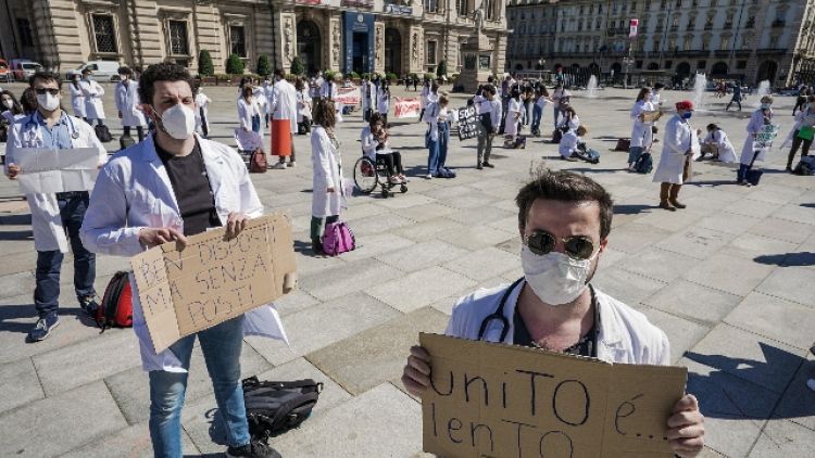La protesta a Torino, 'vogliamo andare nei reparti'