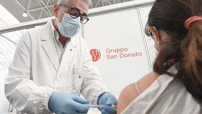 Virologo a sorpresa nel centro dell'hinterland di Milano Virologo a sorpresa nel centro dell'hinterland di Milano