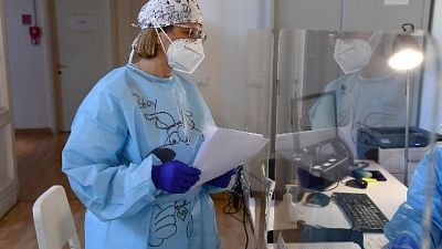 Casi in aumento a parità test rispetto a ieri. Tasso sale a 3,6% Casi in aumento a parità test rispetto a ieri. Tasso sale a 3,6%