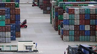 Exportaciones de China en octubre superan previsiones y ofrecen un amortiguador a desaceleración