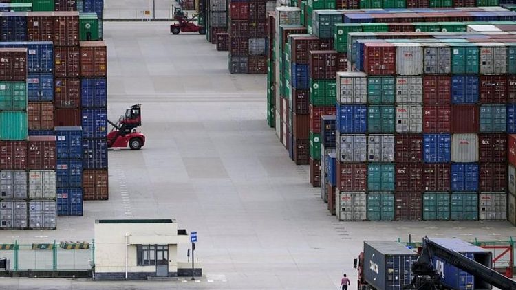 Exportaciones de China en octubre superan previsiones y ofrecen un amortiguador a desaceleración