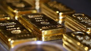 الذهب ينزل عن ذروة أسبوع مع ارتفاع الدولار
