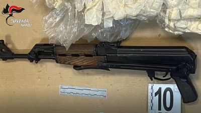 Sei kalashnikov, 15 pistole, munizioni e anche 13 kg di droga Sei kalashnikov, 15 pistole, munizioni e anche 13 kg di droga
