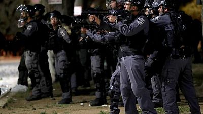 تصاعد التوتر في القدس مع توجه الآلاف إلى المسجد الأقصى بعد اشتباكات