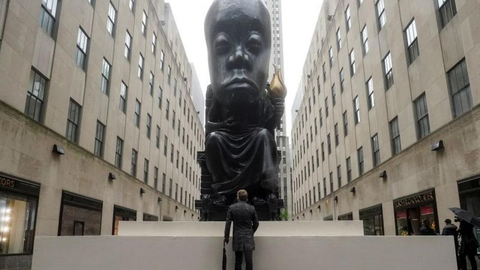 Enorme "Oráculo" recibe a los visitantes del Rockefeller Center en Nueva York
