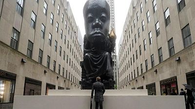 Enorme "Oráculo" recibe a los visitantes del Rockefeller Center en Nueva York Enorme "Oráculo" recibe a los visitantes del Rockefeller Center en Nueva York