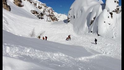 Coinvolta con altri scialpinisti, slavina staccata sulla Rozes