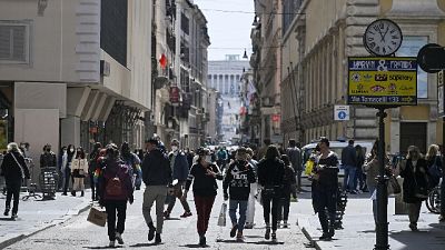 Specie nella zona di via del Corso,pienone anche a Fontana Trevi Specie nella zona di via del Corso,pienone anche a Fontana Trevi