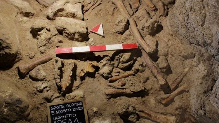 علماء آثار يكتشفون رفات تسعة من الإنسان البدائي بكهوف قرب روما