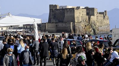 Controlli su mascherine, a Chiaia impossibile distanziamento Controlli su mascherine, a Chiaia impossibile distanziamento