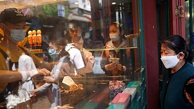 China insta a apoyar financieramente a minoristas, hostelería y comercio