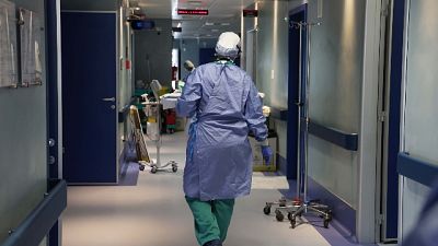 Continua calo dati clinici: -14 nei reparti, -3 nelle intensive Continua calo dati clinici: -14 nei reparti, -3 nelle intensive