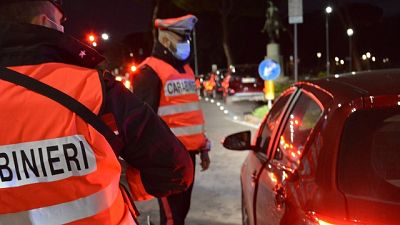 A Pozzuoli in tanti senza mascherina,attività sospesa per locale A Pozzuoli in tanti senza mascherina,attività sospesa per locale