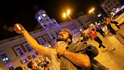 Españoles celebran el fin del toque de queda por el COVID con fiestas por la libertad Españoles celebran el fin del toque de queda por el COVID con fiestas por la libertad