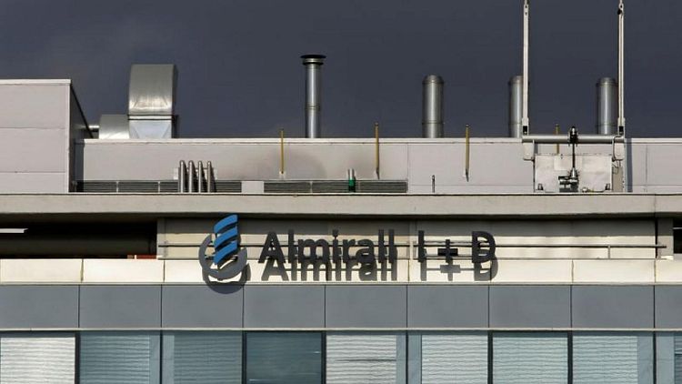 Almirall registra una pérdida neta de 42,8 millones de euros en el primer semestre, mejora perspectivas