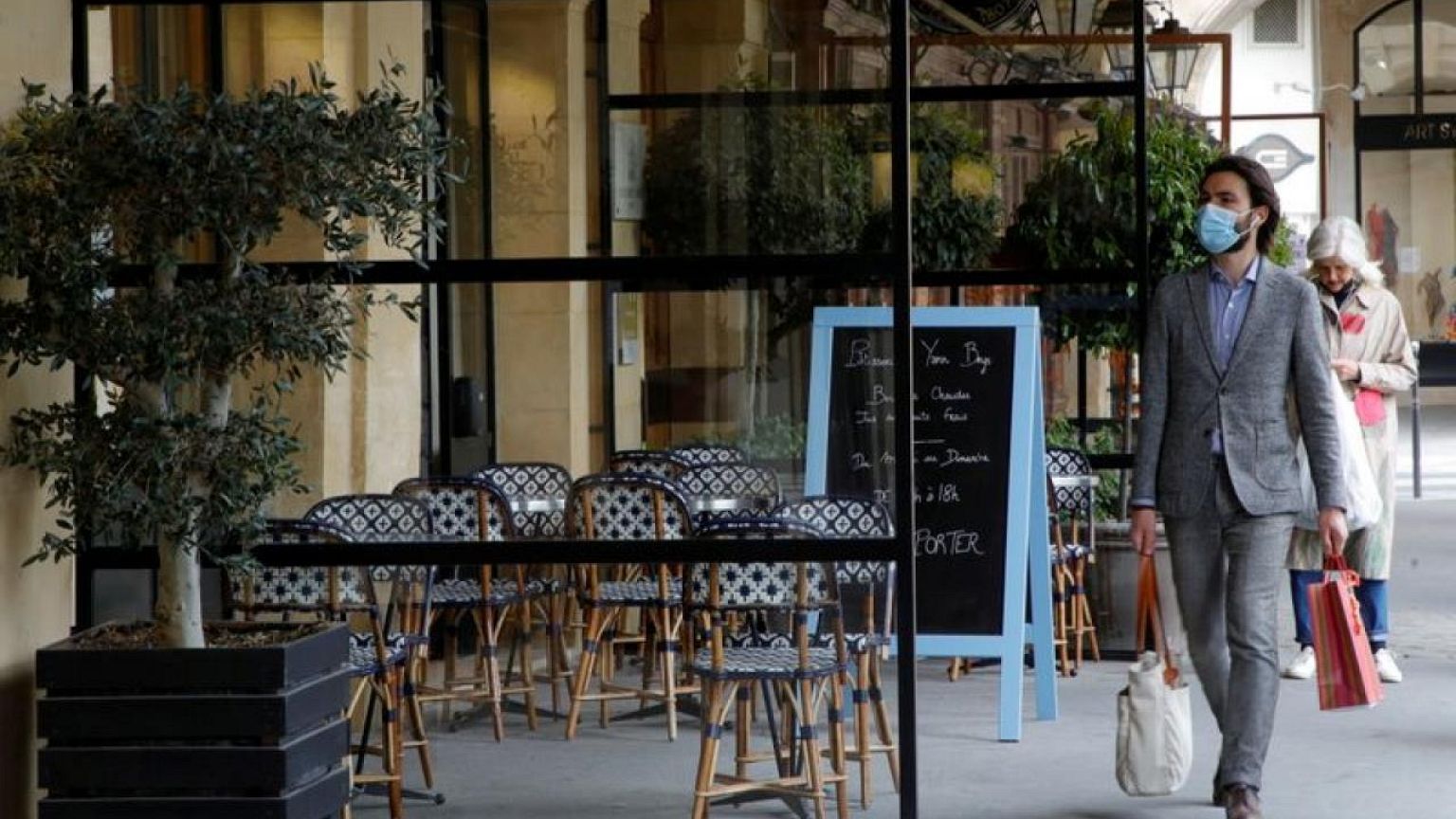 Francia reabrirá los bares y restaurantes al aire libre el 19 de mayo