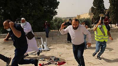 إصابة أكثر من 300 فلسطيني في اشتباكات عند المسجد الأقصى إصابة أكثر من 300 فلسطيني في اشتباكات عند المسجد الأقصى