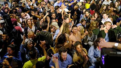 Intercambio de acusaciones en España tras las fiestas callejeras al levantarse el estado de alarma Intercambio de acusaciones en España tras las fiestas callejeras al levantarse el estado de alarma