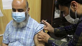 التردد يعرقل حملة التطعيم في إدلب السورية