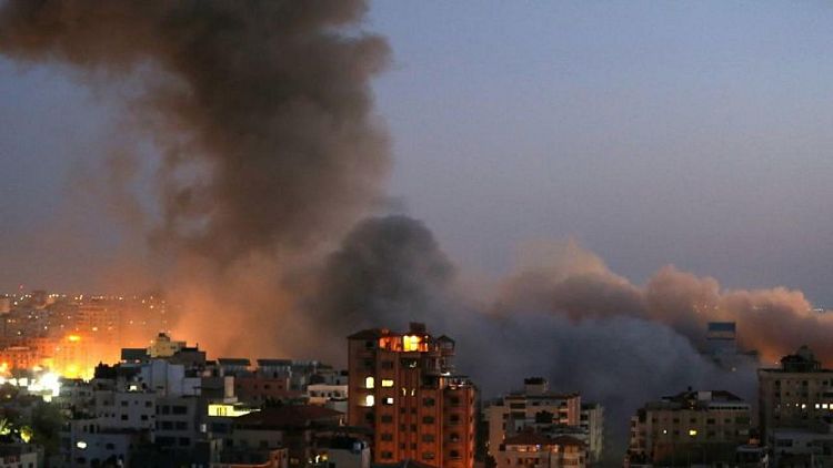 شهود: انهيار برج سكني من 13 طابقا في غزة في ضربة جوية إسرائيلية