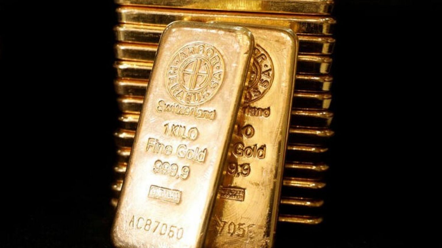 METALES PRECIOSOS-Precios del oro caen, pero se mantienen rumbo a cuarta semana seguida de ganancias