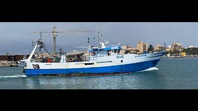 "San Giorgio I" accerchiato da alcune imbarcazioni si allontana "San Giorgio I" accerchiato da alcune imbarcazioni si allontana
