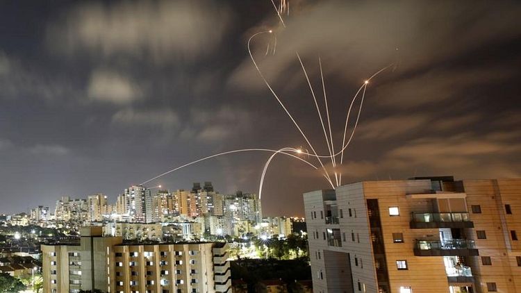 احتدام الصراع بوابل من الصواريخ على إسرائيل وضربات جوية على غزة