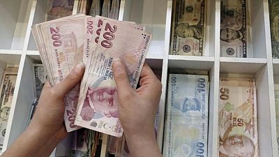 الليرة التركية تهبط لمستوى قياسي بعد دعوة أردوغان إلى خفض أسعار الفائدة الليرة التركية تهبط لمستوى قياسي بعد دعوة أردوغان إلى خفض أسعار الفائدة