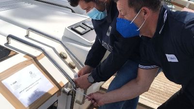 Barca a vela battente bandiera Isole Vergini fermata ad Alghero Barca a vela battente bandiera Isole Vergini fermata ad Alghero