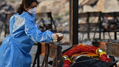 Más de 4.000 indios mueren por COVID-19 en un día y se extiende el clamor por las vacunas Más de 4.000 indios mueren por COVID-19 en un día y se extiende el clamor por las vacunas