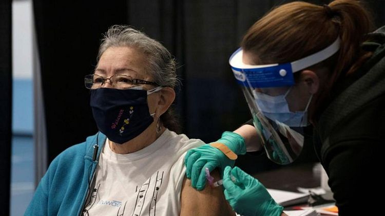 CDC de EEUU dice que los vacunados pueden estar sin mascarilla en la mayoría de lugares