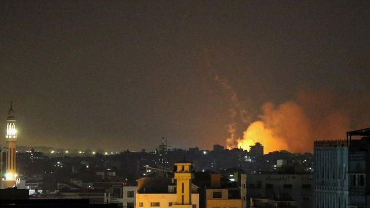احتدام الصراع بين إسرائيل وغزة ونتنياهو يقول الهجمات الجوية ستستمر