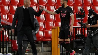 Real Madrid golea a Granada y sigue a la caza del título de liga en España Real Madrid golea a Granada y sigue a la caza del título de liga en España