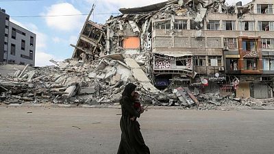 Israel bombardea Gaza para frenar a militantes palestinos, pero cohetes siguen cayendo Israel bombardea Gaza para frenar a militantes palestinos, pero cohetes siguen cayendo